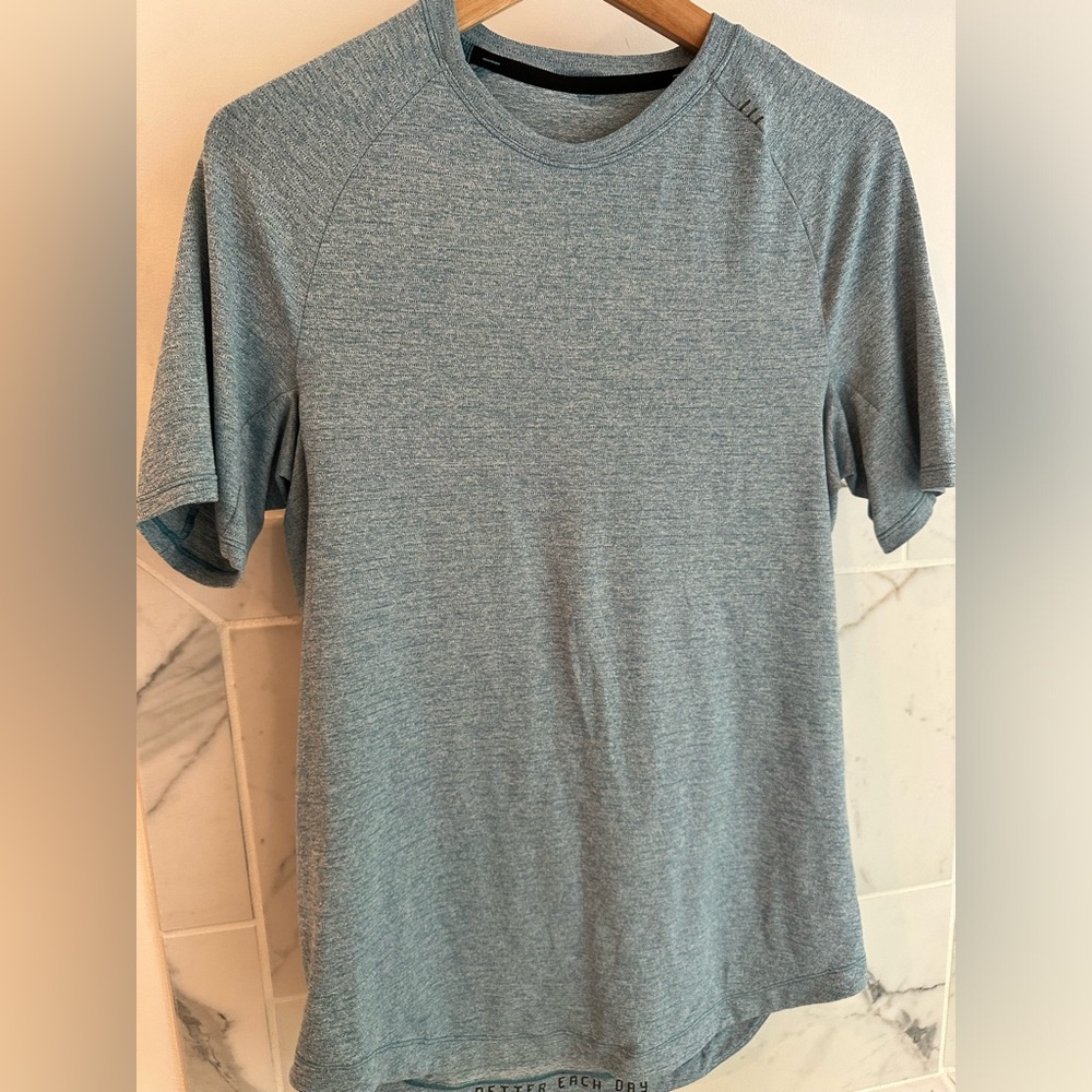 Lululemon License to Train short sleeve shirt size Medium